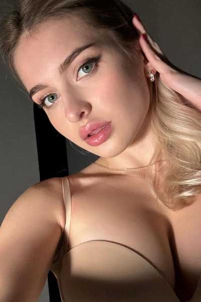 Experienced Housewife Escorts in Aerocity Delhi – Mature & Sophisticated